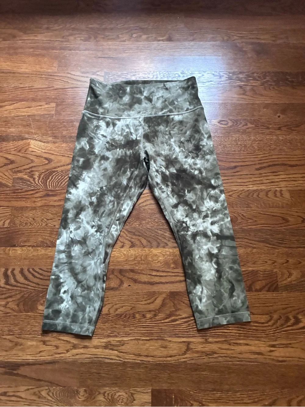 Lululemon women’s Olive Tie-Dye Leggings